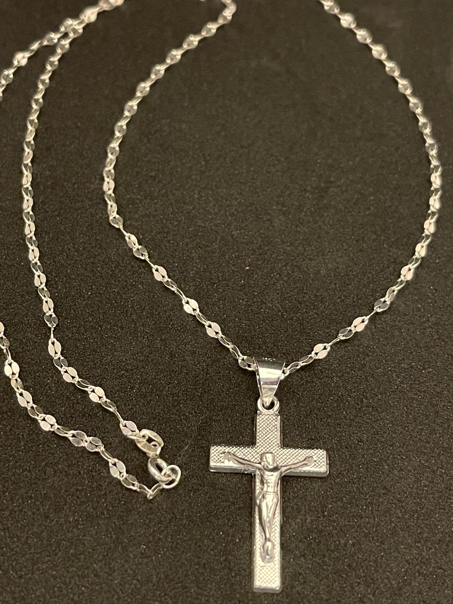 Cadena para Hombre con Cristo , la cruz esta liviana y hueca de atras