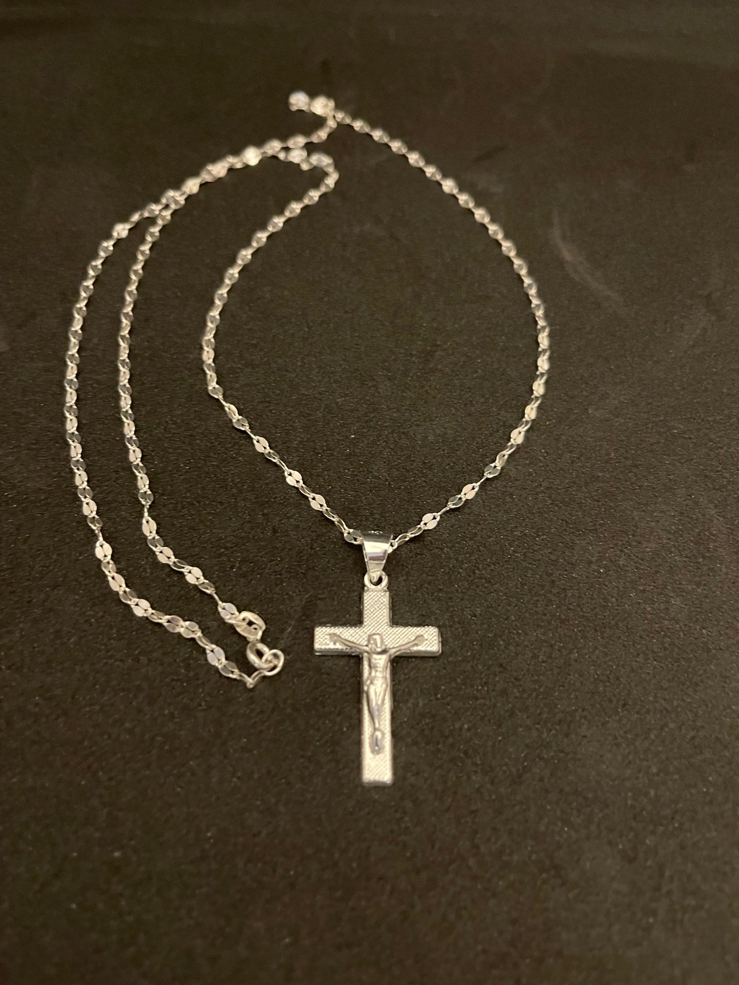 Cadena para Hombre con Cristo , la cruz esta liviana y hueca de atras