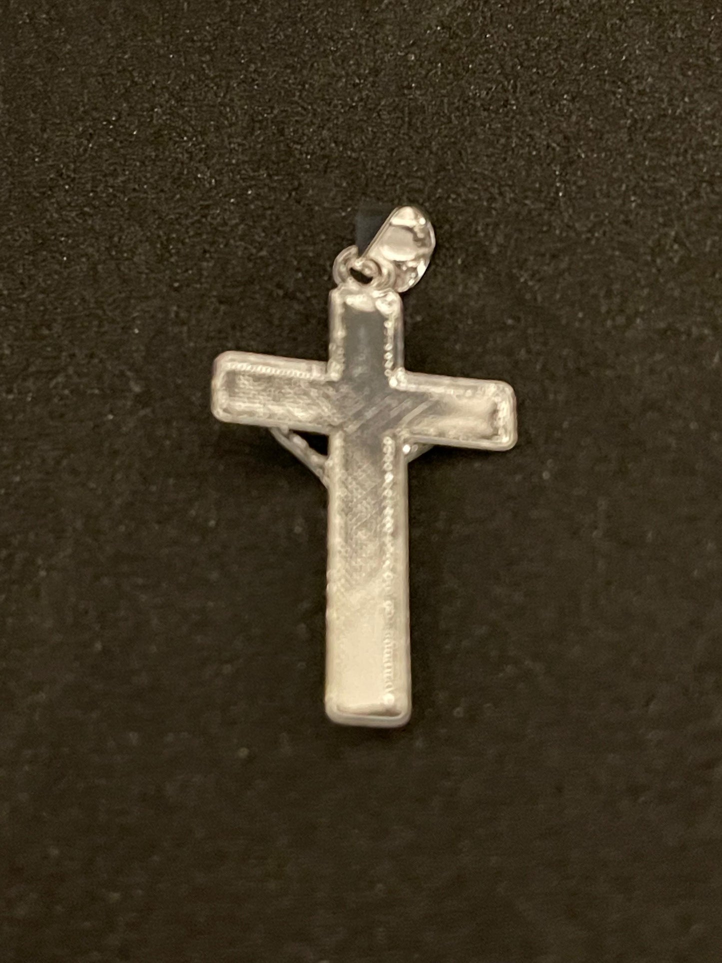 Cadena para Hombre con Cristo , la cruz esta liviana y hueca de atras