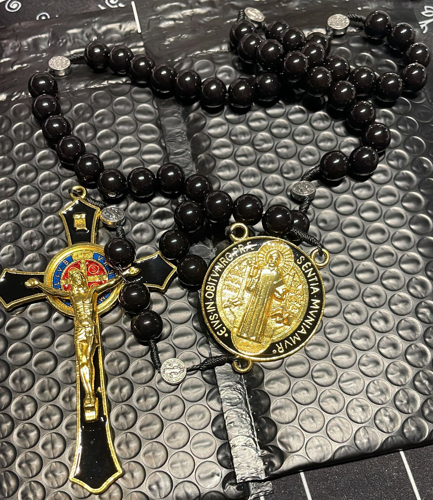 Rosario de San Benito (disponible en Rojo, Negro y Blanco)